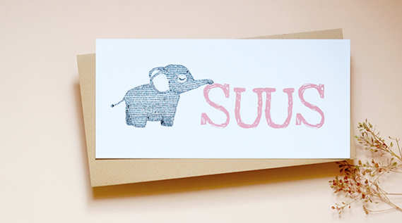 een lief en eenvoudig geboortekaartje van een olifant in pentekening die de grote letters van de naam op de kaart vasthoudt