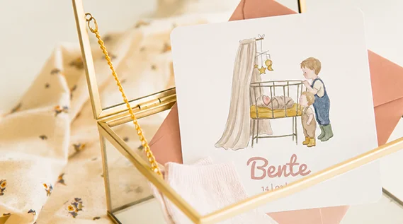 Lief geboortekaartje voor een meisje met een konijn. Een rokje en een kroontje, roze stipjes. Eenvoudig en schattig. 