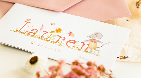 Lief geboortekaartje voor een meisje met een konijn. Een rokje en een kroontje, roze stipjes. Eenvoudig en schattig. 