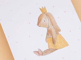 lief en schattig geboortekaartje van konijntje met kleding rok en kroon