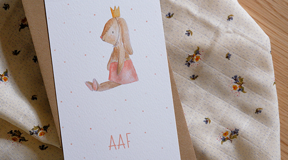 Lief geboortekaartje voor een meisje met een konijn. Een rokje en een kroontje, roze stipjes. Eenvoudig en schattig. 